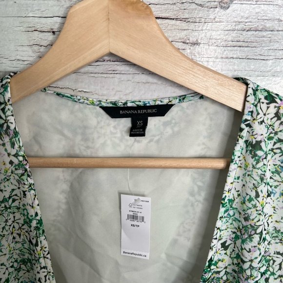 Banana republic green floral wrap blouse top size xs NWT - Picture 4 of 7